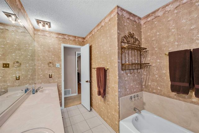 6914 NW Eisenhower Dr, Lawton, OK 73505