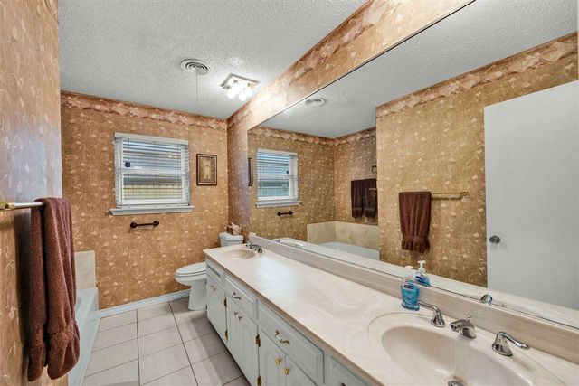 6914 NW Eisenhower Dr, Lawton, OK 73505