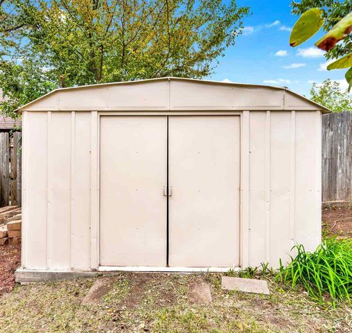 6914 NW Eisenhower Dr, Lawton, OK 73505