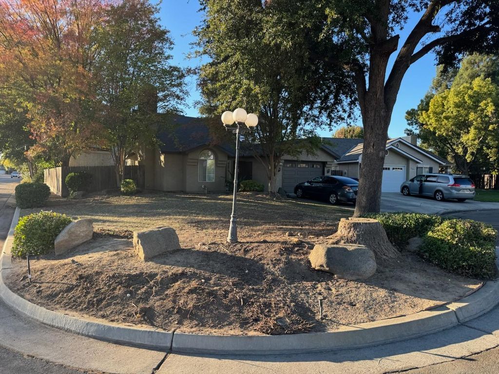 9567 N Barton Avenue, Fresno, CA 93720