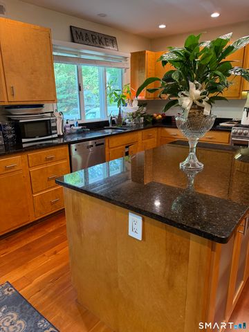 10 Heron Road, Norwalk, CT 06855