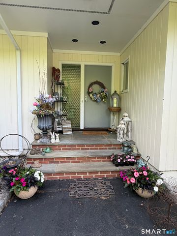 10 Heron Road, Norwalk, CT 06855