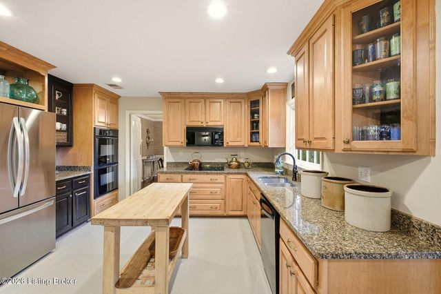 5204 Moccasin Trail, Louisville, KY 40207