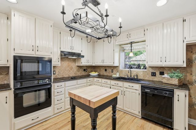 4306 Essex Court, Arlington, TX 76016