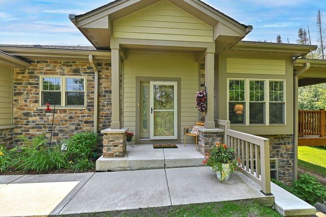 N57W17965 Tall Pines CIRCLE #22, Menomonee Falls, WI 53051