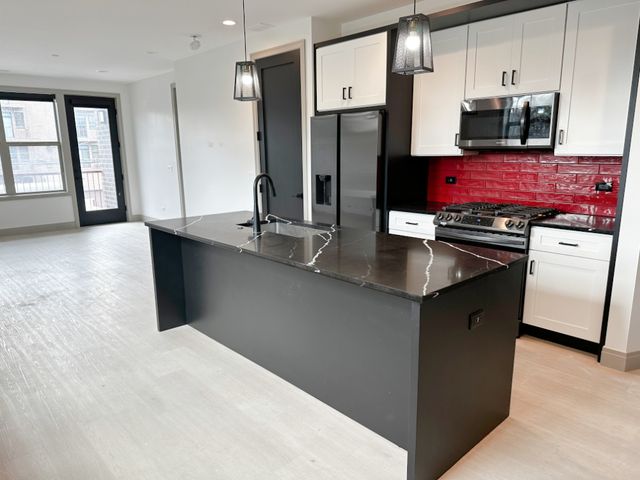 4054 S Indiana Avenue 1R, Chicago, IL 60653