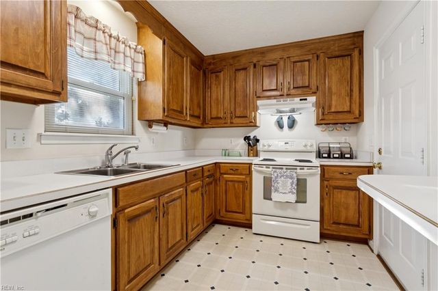 738 Kings Ridge DR, Newport News, VA 23608