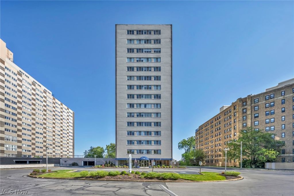 12520 Edgewater Drive 1106, Lakewood, OH 44107