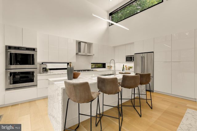 5148 LINNEAN TER NW, Washington, DC 20008