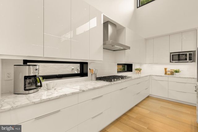 5148 LINNEAN TER NW, Washington, DC 20008