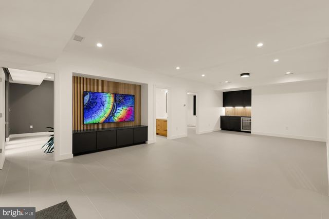 5148 LINNEAN TER NW, Washington, DC 20008