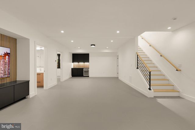 5148 LINNEAN TER NW, Washington, DC 20008