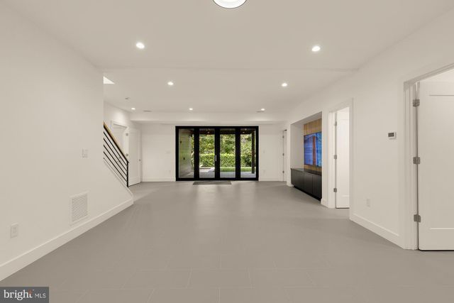 5148 LINNEAN TER NW, Washington, DC 20008