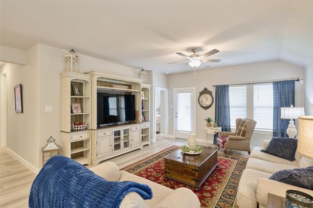 7054 Lauren Oak Drive, Conroe, TX 77304