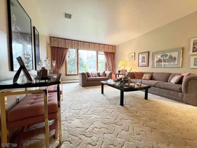 15 Hillside Rd, Elizabeth City, NJ 07208