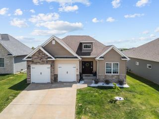 67 Cobblestone Lane, Le Claire, IA 52753