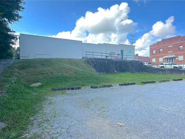 213 N Church St, Livingston, TN 38570