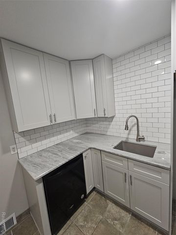 25795 Groveland Street, Roseville, MI 48066