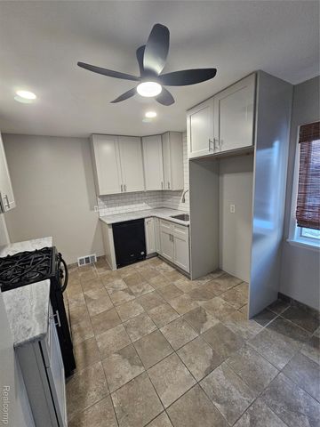 25795 Groveland Street, Roseville, MI 48066