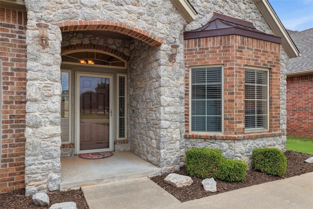 Image 4 of property listing at 12508 Chateaux Road, Oklahoma City, OK 73142