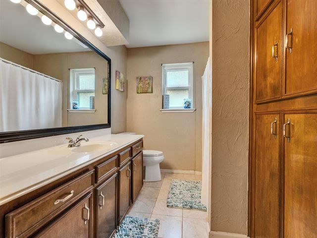 213 Valley Brook Drive, La Porte, TX 77571