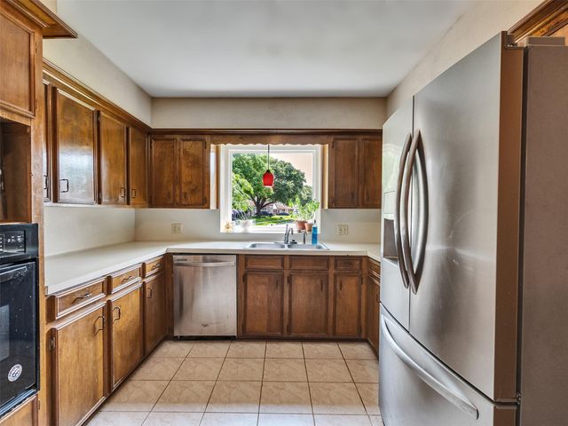 213 Valley Brook Drive, La Porte, TX 77571