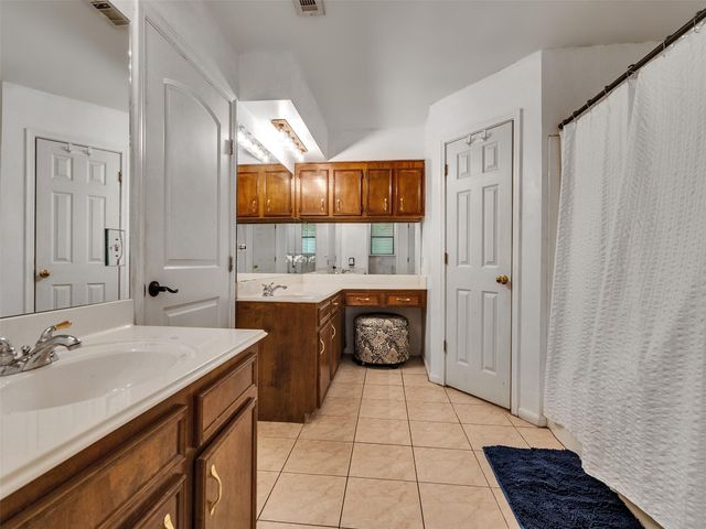213 Valley Brook Drive, La Porte, TX 77571