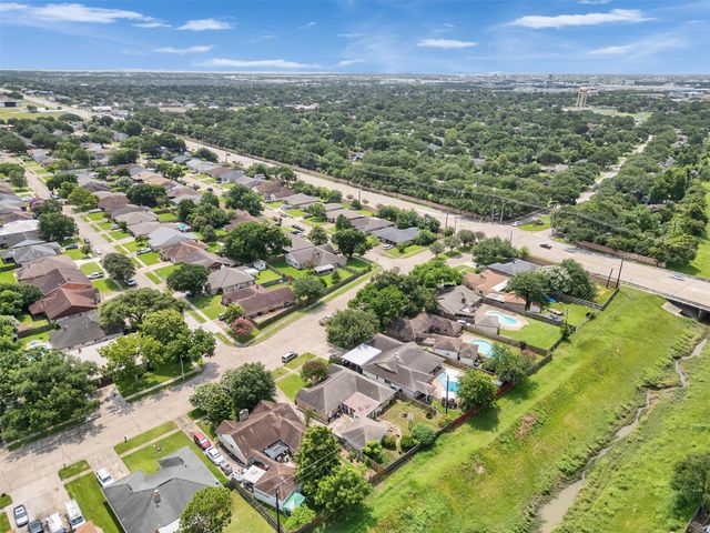 213 Valley Brook Drive, La Porte, TX 77571