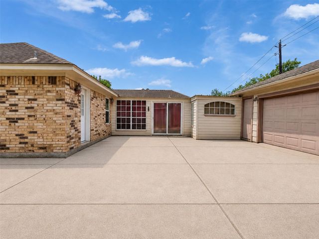 213 Valley Brook Drive, La Porte, TX 77571