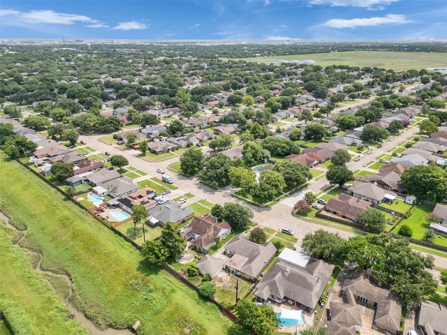 213 Valley Brook Drive, La Porte, TX 77571
