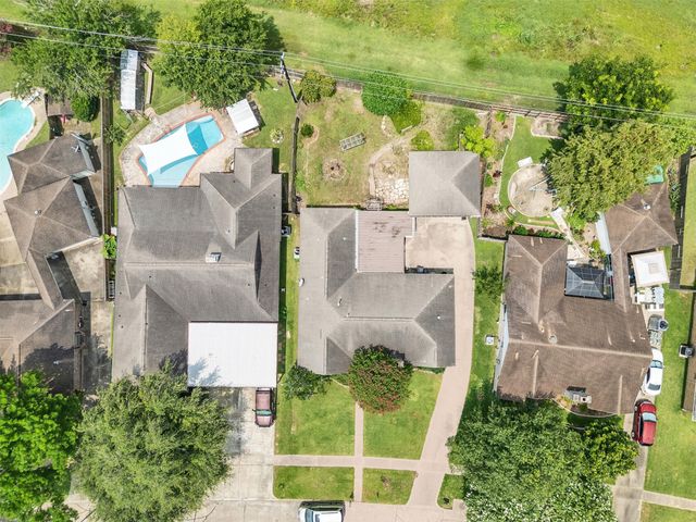 213 Valley Brook Drive, La Porte, TX 77571