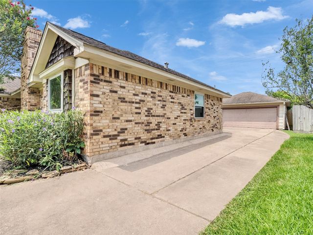 213 Valley Brook Drive, La Porte, TX 77571