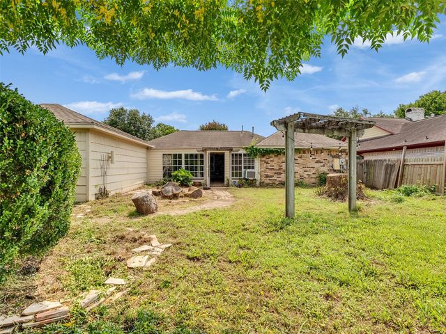 213 Valley Brook Drive, La Porte, TX 77571