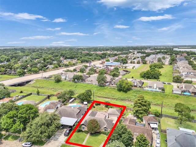 213 Valley Brook Drive, La Porte, TX 77571
