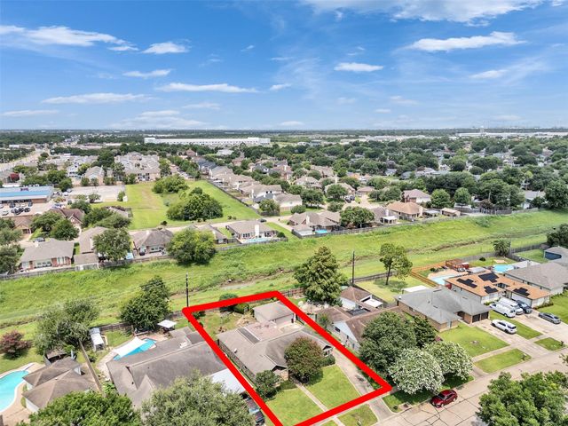 213 Valley Brook Drive, La Porte, TX 77571