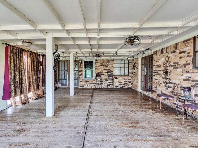 213 Valley Brook Drive, La Porte, TX 77571