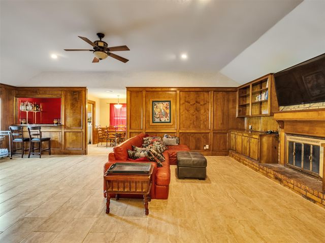 213 Valley Brook Drive, La Porte, TX 77571