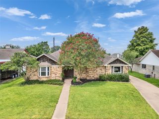 213 Valley Brook Drive, La Porte, TX 77571