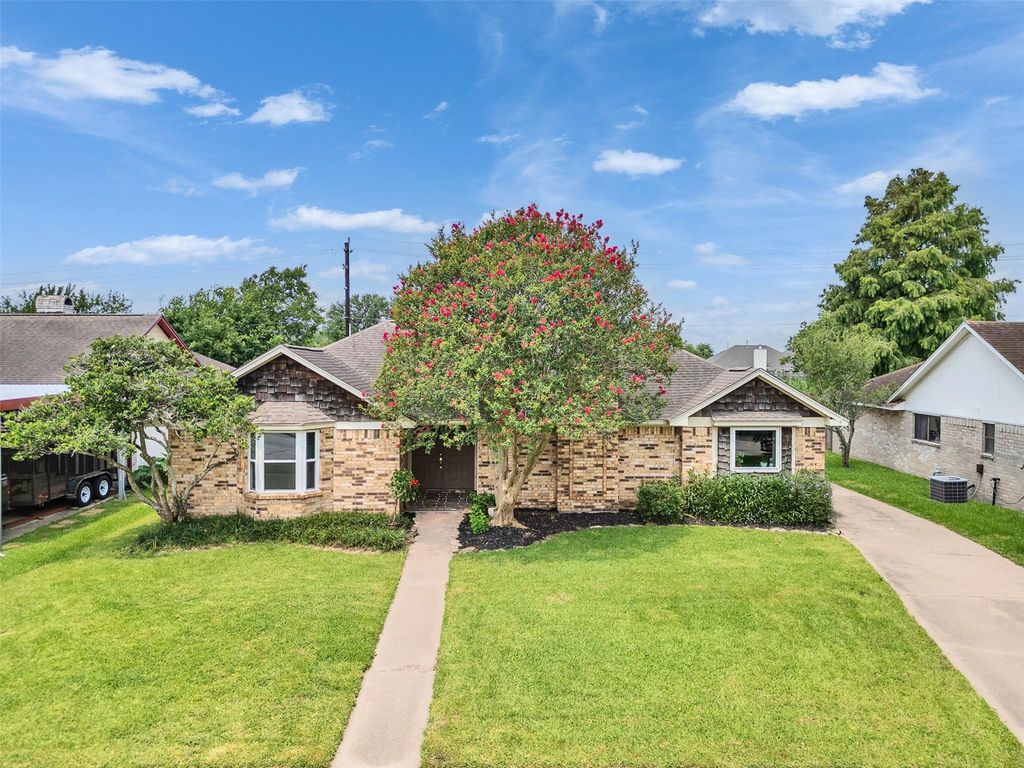 213 Valley Brook Drive, La Porte, TX 77571