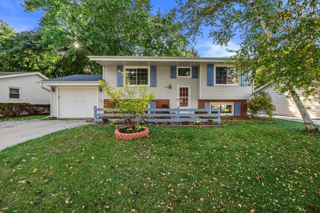 622 Clearview DRIVE, West Bend, WI 53090