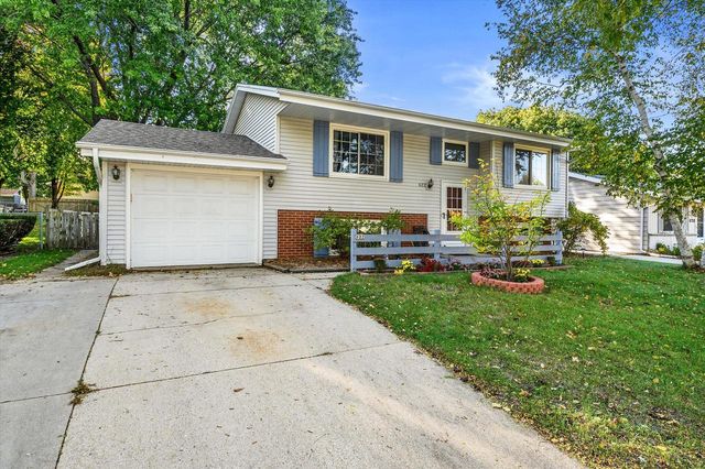 622 Clearview DRIVE, West Bend, WI 53090