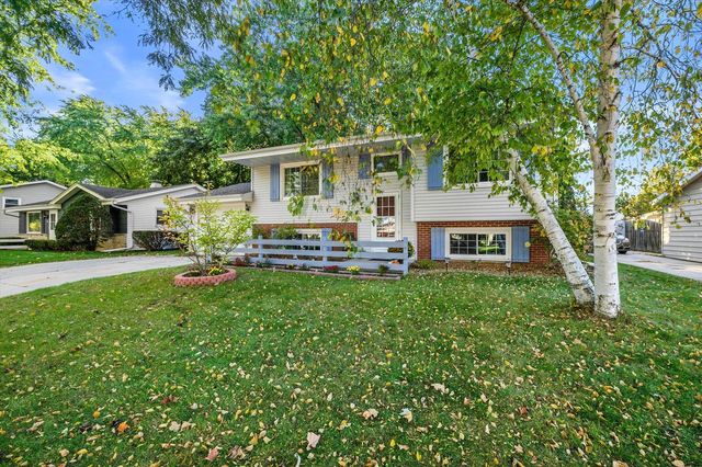 622 Clearview DRIVE, West Bend, WI 53090