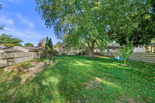 622 Clearview DRIVE, West Bend, WI 53090