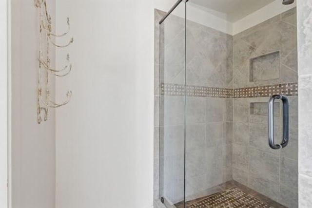 406 Coventry RD, Spicewood, TX 78669