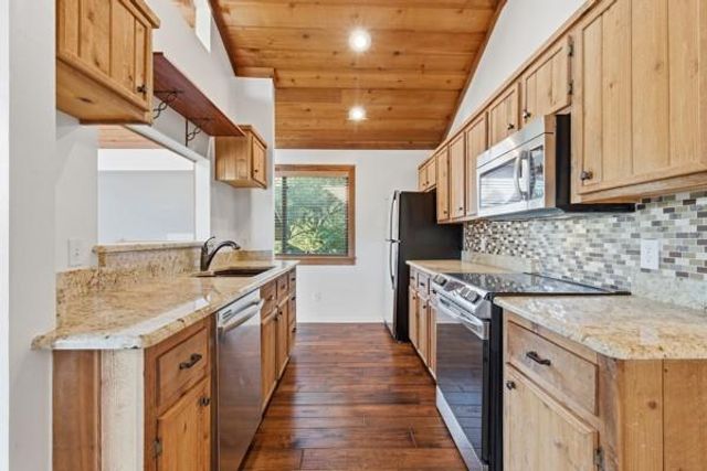 406 Coventry RD, Spicewood, TX 78669