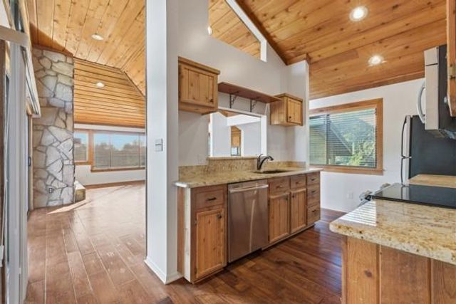 406 Coventry RD, Spicewood, TX 78669