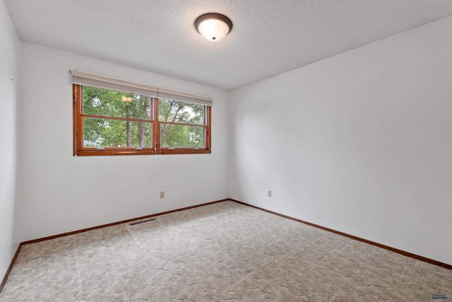2708 RAYMOND DR, Rapid City, SD 57702