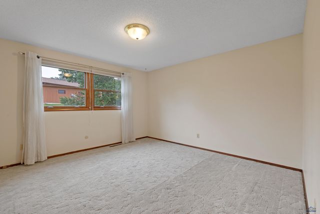 2708 RAYMOND DR, Rapid City, SD 57702