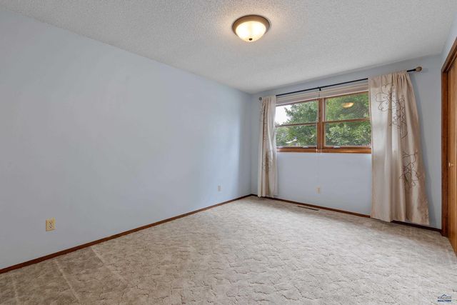 2708 RAYMOND DR, Rapid City, SD 57702