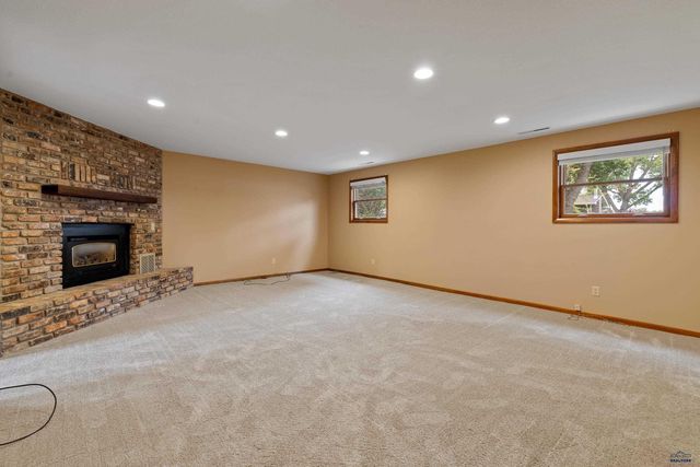 2708 RAYMOND DR, Rapid City, SD 57702